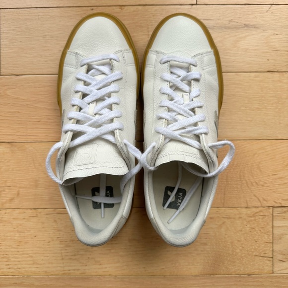 EUC- Veja white sneakers, sz 9 - Picture 3 of 6